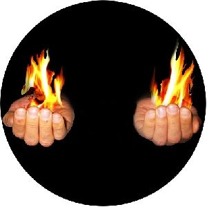 Fiamme dalle mani